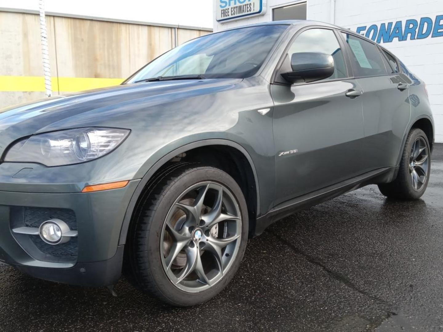 2008 Space Gray Metallic /Black BMW X6 xDrive35i (5UXFG43518L) with an 3.0L L6 DOHC 24V engine, 6-Speed Automatic Overdrive transmission, located at 6064 Gull Rd, Kalamazoo, MI, 49048, (269) 222-0088, 42.328388, -85.512924 - <b>Equipment</b><br>The state of the art park assist system will guide you easily into any spot. The leather seats in the BMW X6 are a must for buyers looking for comfort, durability, and style. This vehicle has a clean AutoCheck report. Night driving with HID Xenon headlamps is a breeze in this 200 - Photo#2