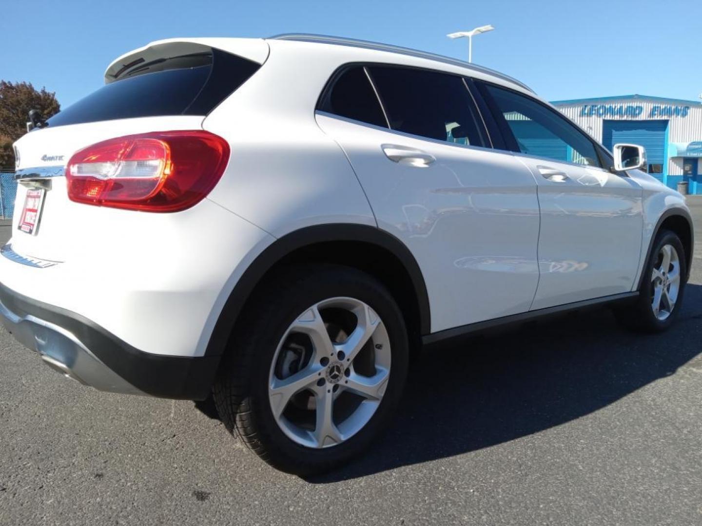 2020 Polar White /Black Mercedes-Benz GLA-Class GLA250 4MATIC (WDCTG4GB9LU) with an 2.0L L4 DOHC 16V TURBO engine, 7A transmission, located at 6064 Gull Rd, Kalamazoo, MI, 49048, (269) 222-0088, 42.328388, -85.512924 - <b>Equipment</b><br>See what's behind you with the back up camera on this small suv. This small suv has only one previous owner, verified by AutoCheck. It features a hands-free Bluetooth phone system. The leather seats in the Mercedes-Benz GLA are a must for buyers looking for comfort, durability, a - Photo#5