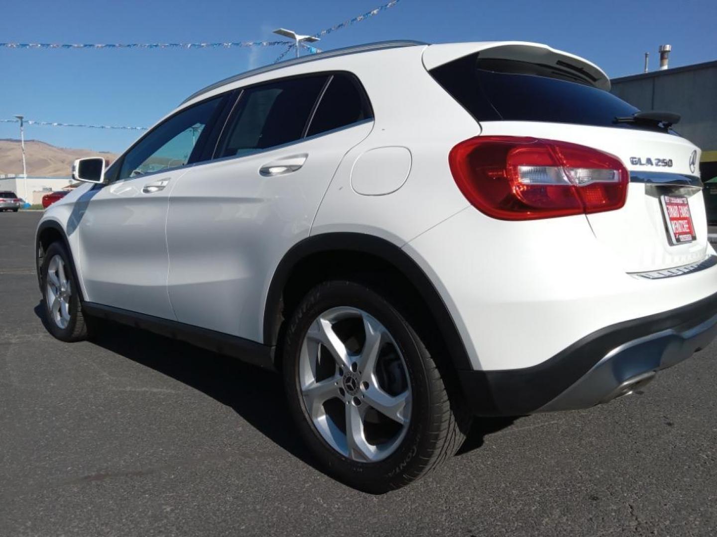 2020 Polar White /Black Mercedes-Benz GLA-Class GLA250 4MATIC (WDCTG4GB9LU) with an 2.0L L4 DOHC 16V TURBO engine, 7A transmission, located at 6064 Gull Rd, Kalamazoo, MI, 49048, (269) 222-0088, 42.328388, -85.512924 - <b>Equipment</b><br>See what's behind you with the back up camera on this small suv. This small suv has only one previous owner, verified by AutoCheck. It features a hands-free Bluetooth phone system. The leather seats in the Mercedes-Benz GLA are a must for buyers looking for comfort, durability, a - Photo#7