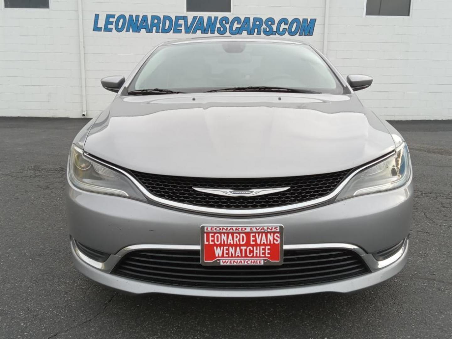 2016 Billet Silver Metallic Clearcoat Chrysler 200 Limited (1C3CCCAG8GN) with an 3.6L V6 DOHC 24V FFV engine, 9A transmission, located at 6064 Gull Rd, Kalamazoo, MI, 49048, (269) 222-0088, 42.328388, -85.512924 - Protect the vehicle from unwanted accidents with a cutting edge backup camera system. The Chrysler 200 features a hands-free Bluetooth phone system. It has a clean AutoCheck report, ensuring its impeccable vehicle history. The vehicle has only one previous owner, verified by AutoCheck. This 2016 Chr - Photo#3