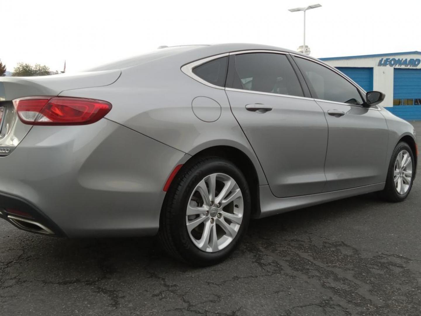 2016 Billet Silver Metallic Clearcoat Chrysler 200 Limited (1C3CCCAG8GN) with an 3.6L V6 DOHC 24V FFV engine, 9A transmission, located at 6064 Gull Rd, Kalamazoo, MI, 49048, (269) 222-0088, 42.328388, -85.512924 - Protect the vehicle from unwanted accidents with a cutting edge backup camera system. The Chrysler 200 features a hands-free Bluetooth phone system. It has a clean AutoCheck report, ensuring its impeccable vehicle history. The vehicle has only one previous owner, verified by AutoCheck. This 2016 Chr - Photo#5