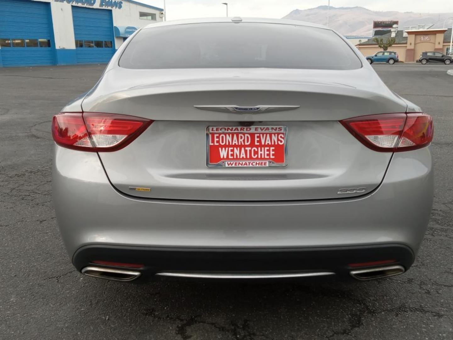 2016 Billet Silver Metallic Clearcoat Chrysler 200 Limited (1C3CCCAG8GN) with an 3.6L V6 DOHC 24V FFV engine, 9A transmission, located at 6064 Gull Rd, Kalamazoo, MI, 49048, (269) 222-0088, 42.328388, -85.512924 - Protect the vehicle from unwanted accidents with a cutting edge backup camera system. The Chrysler 200 features a hands-free Bluetooth phone system. It has a clean AutoCheck report, ensuring its impeccable vehicle history. The vehicle has only one previous owner, verified by AutoCheck. This 2016 Chr - Photo#6