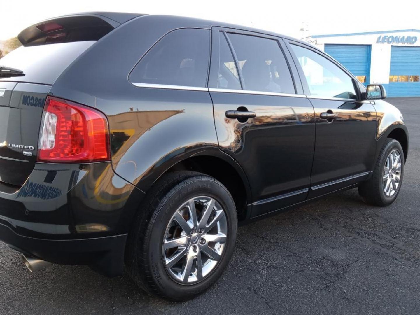 2013 Tuxedo Black Metallic /Charcoal Black Ford Edge Limited AWD (2FMDK4KC9DB) with an 3.5L V6 DOHC 24V engine, 6-Speed Automatic transmission, located at 6064 Gull Rd, Kalamazoo, MI, 49048, (269) 222-0088, 42.328388, -85.512924 - <b>Equipment</b><br>The vehicle keeps you comfortable with Auto Climate. The state of the art park assist system will guide you easily into any spot. The leather seats in this Ford Edge are a must for buyers looking for comfort, durability, and style. Protect this unit from unwanted accidents with a - Photo#5