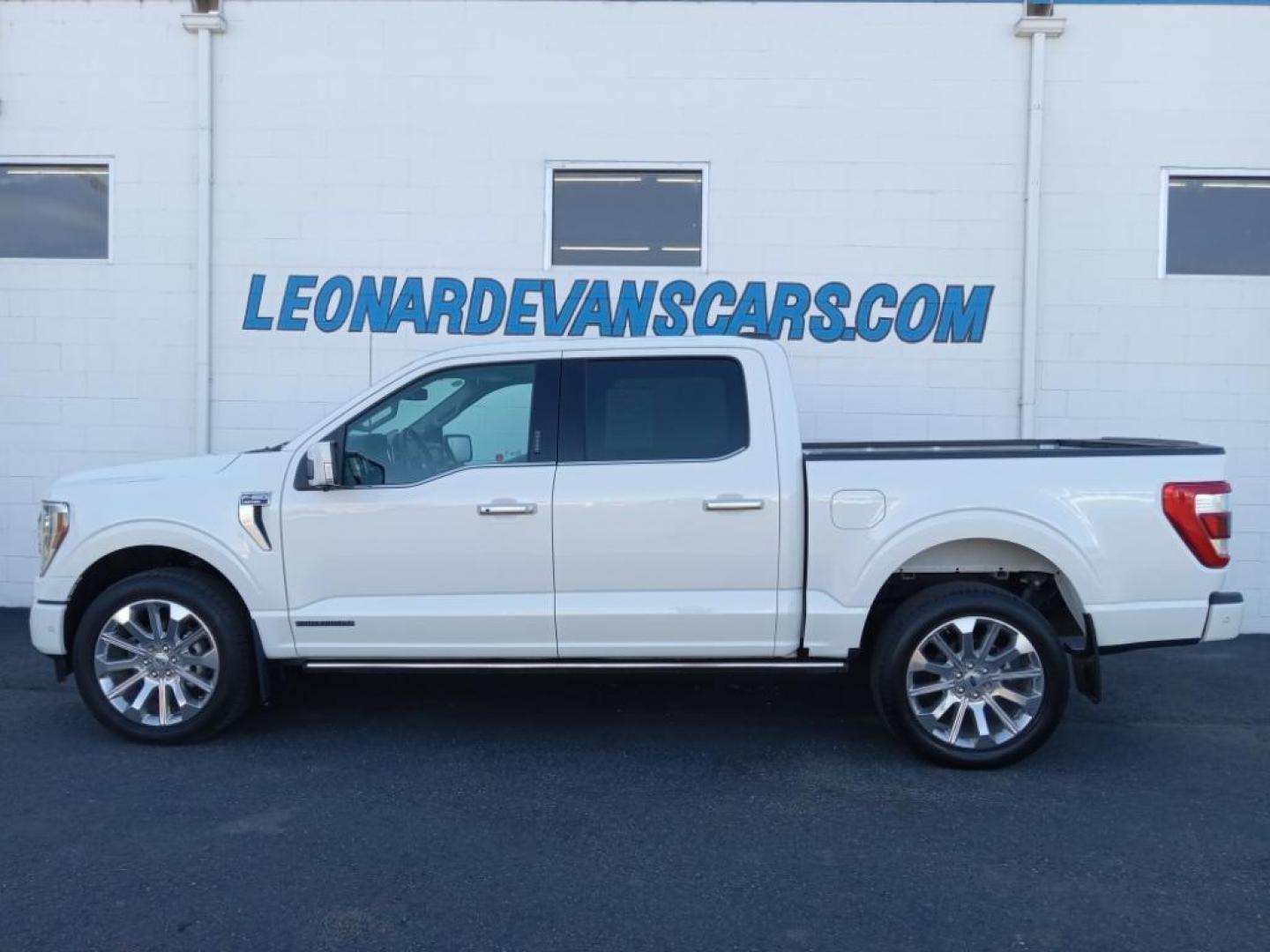 2023 Star White Metallic Tri-Coat /light slate Ford F-150 XL SuperCrew 6.5-ft. Bed 4WD (1FTFW1ED7PF) with an 3.5L V6 DOHC 16V HYBRID engine, 6A transmission, located at 6064 Gull Rd, Kalamazoo, MI, 49048, (269) 222-0088, 42.328388, -85.512924 - <b>Equipment</b><br>The leather seats in it are a must for buyers looking for comfort, durability, and style. The Ford F-150 offers Android Auto for seamless smartphone integration. It is pure luxury with a heated steering wheel. The installed navigation system will keep you on the right path. This - Photo#1