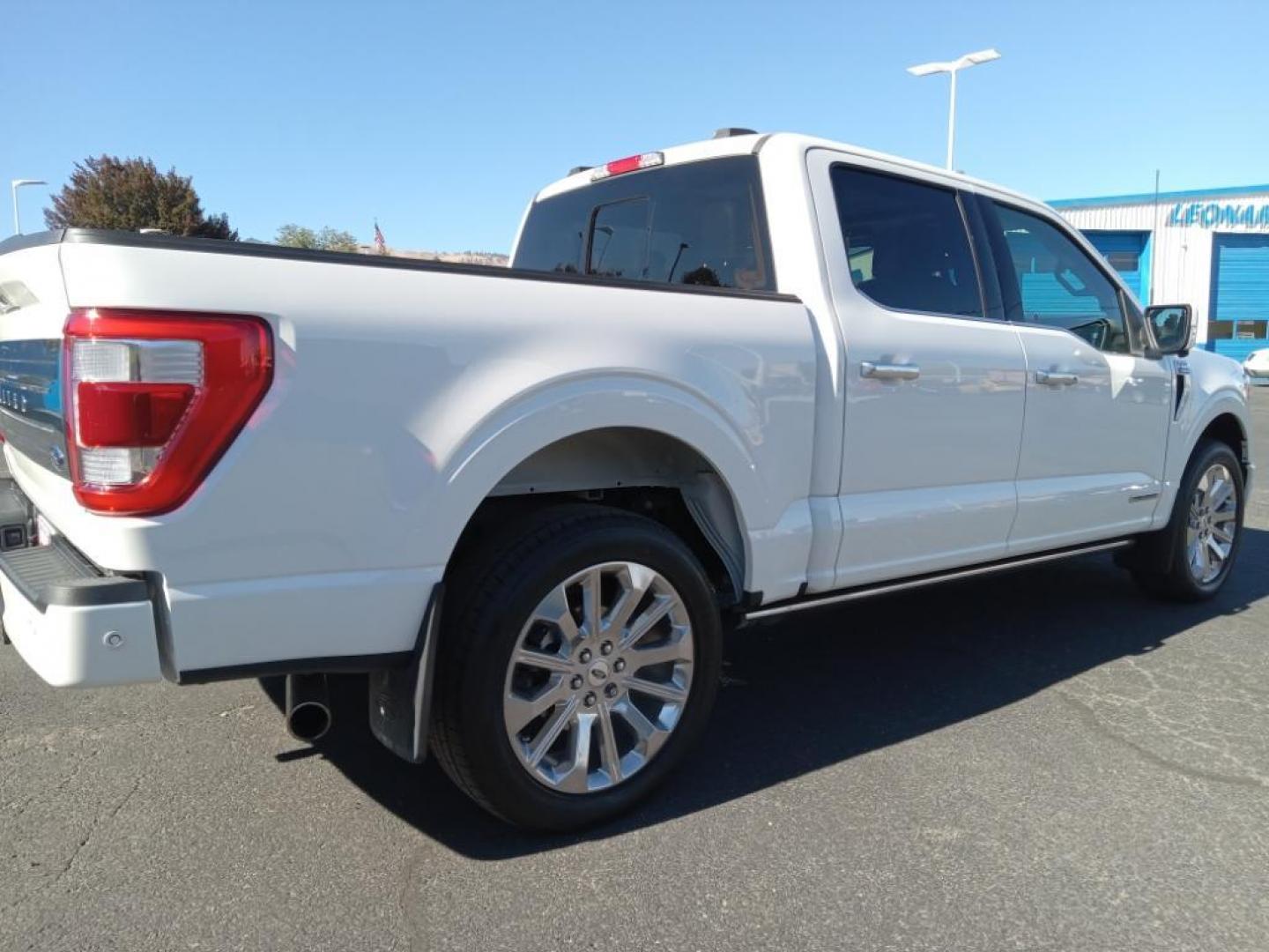 2023 Star White Metallic Tri-Coat /light slate Ford F-150 XL SuperCrew 6.5-ft. Bed 4WD (1FTFW1ED7PF) with an 3.5L V6 DOHC 16V HYBRID engine, 6A transmission, located at 6064 Gull Rd, Kalamazoo, MI, 49048, (269) 222-0088, 42.328388, -85.512924 - <b>Equipment</b><br>The leather seats in it are a must for buyers looking for comfort, durability, and style. The Ford F-150 offers Android Auto for seamless smartphone integration. It is pure luxury with a heated steering wheel. The installed navigation system will keep you on the right path. This - Photo#5