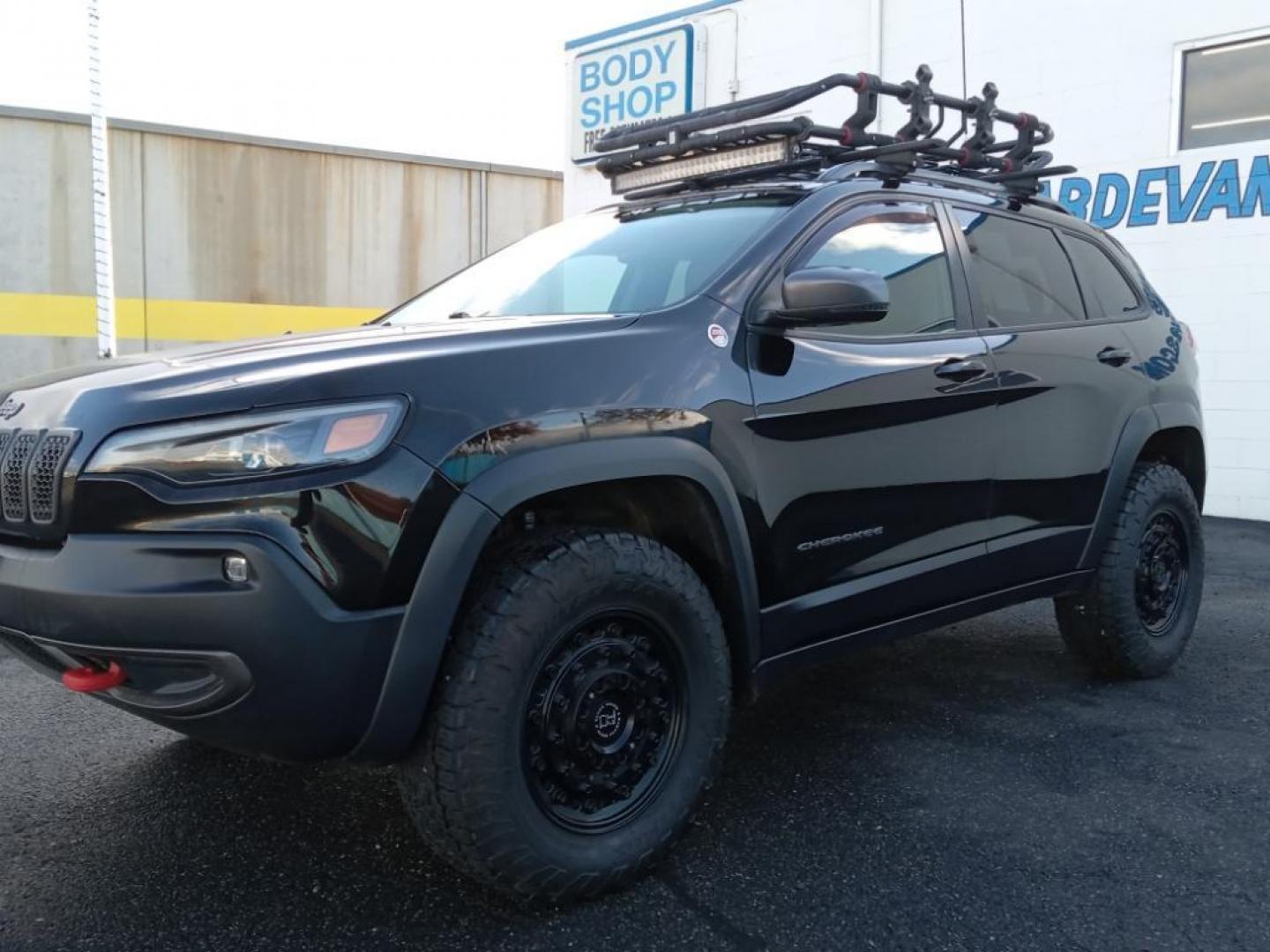 2020 Diamond Black Crystal Pearlcoat /Black Jeep Cherokee Trailhawk Elite 4WD (1C4PJMBX9LD) with an 3.2L V6 DOHC 24V engine, 9A transmission, located at 6064 Gull Rd, Kalamazoo, MI, 49048, (269) 222-0088, 42.328388, -85.512924 - <b>Equipment</b><br>The leather seats in this vehicle are a must for buyers looking for comfort, durability, and style. Protect it from unwanted accidents with a cutting edge backup camera system. This unit enhances safety with a blind spot monitor, alerting drivers to potential dangers in adjacent - Photo#2