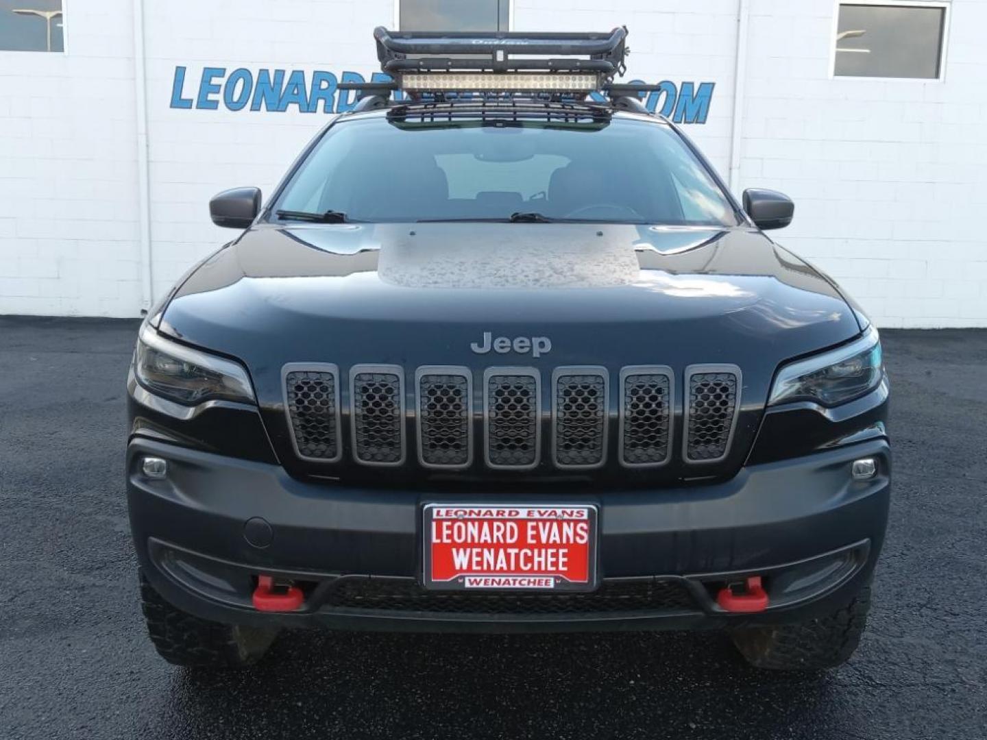 2020 Diamond Black Crystal Pearlcoat /Black Jeep Cherokee Trailhawk Elite 4WD (1C4PJMBX9LD) with an 3.2L V6 DOHC 24V engine, 9A transmission, located at 6064 Gull Rd, Kalamazoo, MI, 49048, (269) 222-0088, 42.328388, -85.512924 - <b>Equipment</b><br>The leather seats in this vehicle are a must for buyers looking for comfort, durability, and style. Protect it from unwanted accidents with a cutting edge backup camera system. This unit enhances safety with a blind spot monitor, alerting drivers to potential dangers in adjacent - Photo#3