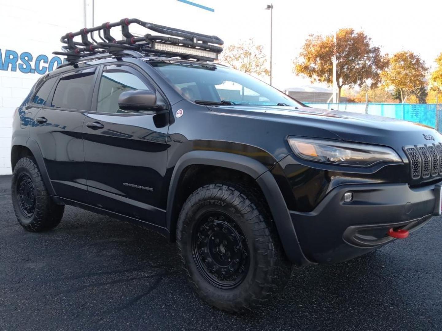 2020 Diamond Black Crystal Pearlcoat /Black Jeep Cherokee Trailhawk Elite 4WD (1C4PJMBX9LD) with an 3.2L V6 DOHC 24V engine, 9A transmission, located at 6064 Gull Rd, Kalamazoo, MI, 49048, (269) 222-0088, 42.328388, -85.512924 - <b>Equipment</b><br>The leather seats in this vehicle are a must for buyers looking for comfort, durability, and style. Protect it from unwanted accidents with a cutting edge backup camera system. This unit enhances safety with a blind spot monitor, alerting drivers to potential dangers in adjacent - Photo#4