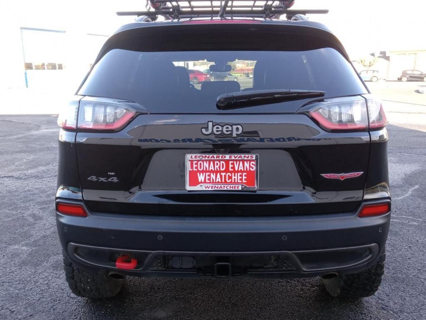 2020 Diamond Black Crystal Pearlcoat /Black Jeep Cherokee Trailhawk Elite 4WD (1C4PJMBX9LD) with an 3.2L V6 DOHC 24V engine, 9A transmission, located at 6064 Gull Rd, Kalamazoo, MI, 49048, (269) 222-0088, 42.328388, -85.512924 - <b>Equipment</b><br>The leather seats in this vehicle are a must for buyers looking for comfort, durability, and style. Protect it from unwanted accidents with a cutting edge backup camera system. This unit enhances safety with a blind spot monitor, alerting drivers to potential dangers in adjacent - Photo#6