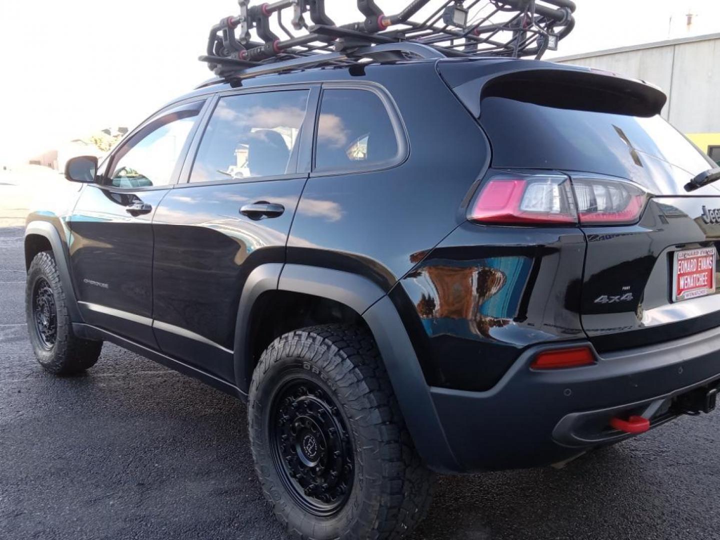 2020 Diamond Black Crystal Pearlcoat /Black Jeep Cherokee Trailhawk Elite 4WD (1C4PJMBX9LD) with an 3.2L V6 DOHC 24V engine, 9A transmission, located at 6064 Gull Rd, Kalamazoo, MI, 49048, (269) 222-0088, 42.328388, -85.512924 - <b>Equipment</b><br>The leather seats in this vehicle are a must for buyers looking for comfort, durability, and style. Protect it from unwanted accidents with a cutting edge backup camera system. This unit enhances safety with a blind spot monitor, alerting drivers to potential dangers in adjacent - Photo#7