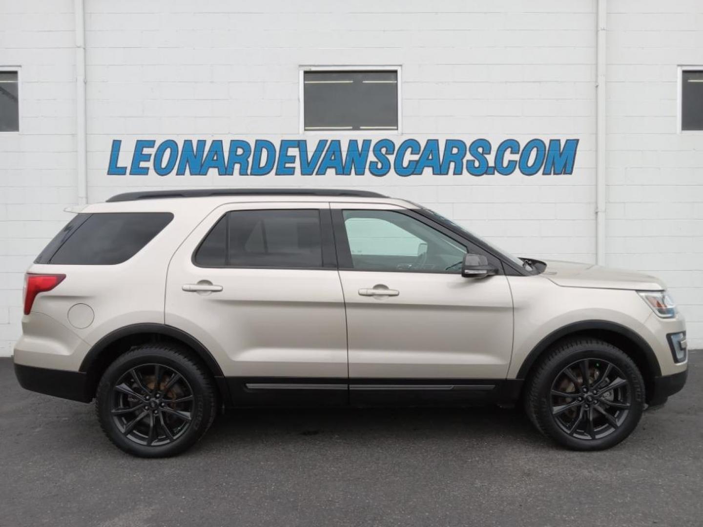 2017 White Gold Metallic Ford Explorer XLT 4WD (1FM5K8D86HG) with an 3.5L V6 DOHC 24V engine, 6A transmission, located at 6064 Gull Rd, Kalamazoo, MI, 49048, (269) 222-0088, 42.328388, -85.512924 - The rear parking assist technology on this vehicle will put you at ease when reversing. The system alerts you as you get closer to an obstruction. This unit has a clean AutoCheck report, ensuring its impeccable vehicle history. See what's behind you with the back up camera on the Ford Explorer. Blu - Photo#0