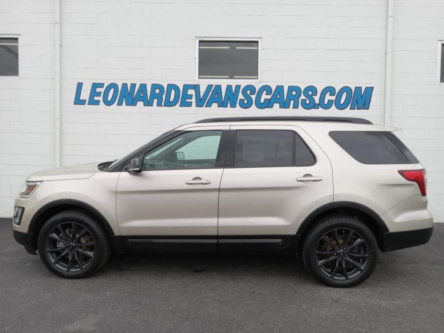 2017 White Gold Metallic Ford Explorer XLT 4WD (1FM5K8D86HG) with an 3.5L V6 DOHC 24V engine, 6A transmission, located at 6064 Gull Rd, Kalamazoo, MI, 49048, (269) 222-0088, 42.328388, -85.512924 - The rear parking assist technology on this vehicle will put you at ease when reversing. The system alerts you as you get closer to an obstruction. This unit has a clean AutoCheck report, ensuring its impeccable vehicle history. See what's behind you with the back up camera on the Ford Explorer. Blu - Photo#1