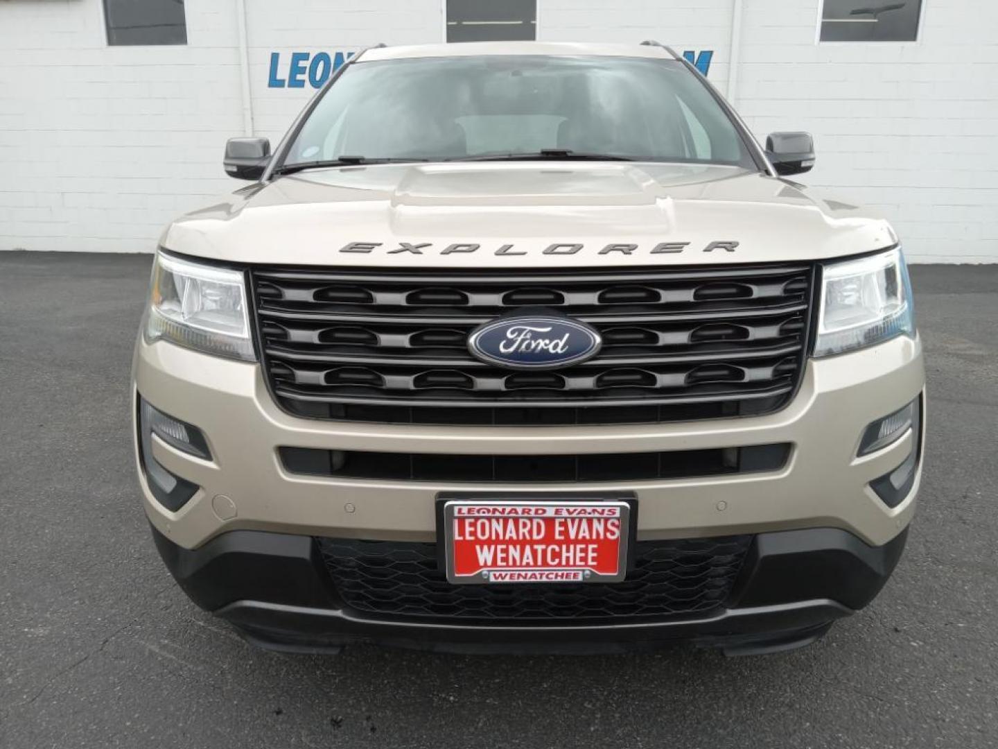 2017 White Gold Metallic Ford Explorer XLT 4WD (1FM5K8D86HG) with an 3.5L V6 DOHC 24V engine, 6A transmission, located at 6064 Gull Rd, Kalamazoo, MI, 49048, (269) 222-0088, 42.328388, -85.512924 - The rear parking assist technology on this vehicle will put you at ease when reversing. The system alerts you as you get closer to an obstruction. This unit has a clean AutoCheck report, ensuring its impeccable vehicle history. See what's behind you with the back up camera on the Ford Explorer. Blu - Photo#3