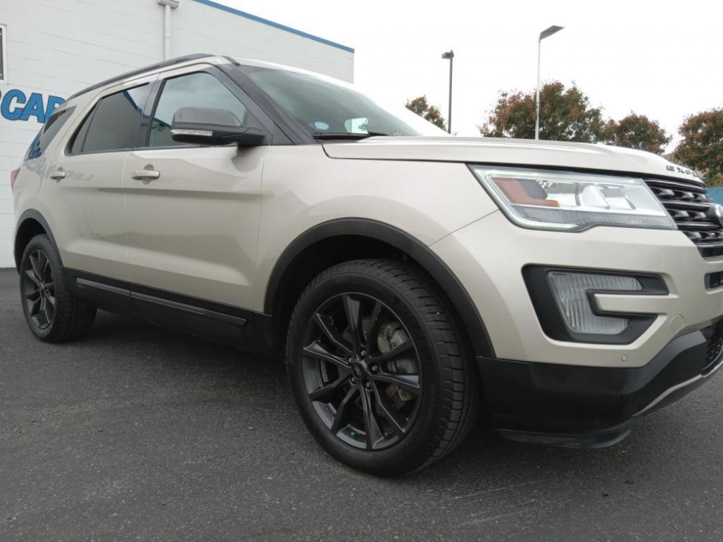 2017 White Gold Metallic Ford Explorer XLT 4WD (1FM5K8D86HG) with an 3.5L V6 DOHC 24V engine, 6A transmission, located at 6064 Gull Rd, Kalamazoo, MI, 49048, (269) 222-0088, 42.328388, -85.512924 - The rear parking assist technology on this vehicle will put you at ease when reversing. The system alerts you as you get closer to an obstruction. This unit has a clean AutoCheck report, ensuring its impeccable vehicle history. See what's behind you with the back up camera on the Ford Explorer. Blu - Photo#4