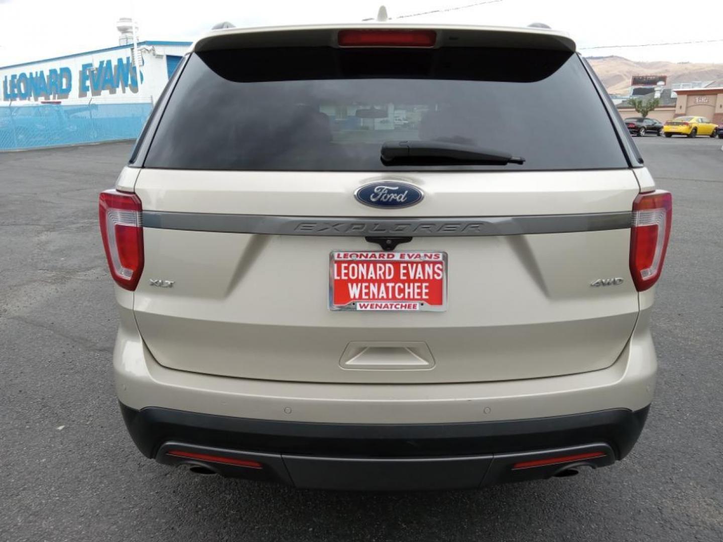 2017 White Gold Metallic Ford Explorer XLT 4WD (1FM5K8D86HG) with an 3.5L V6 DOHC 24V engine, 6A transmission, located at 6064 Gull Rd, Kalamazoo, MI, 49048, (269) 222-0088, 42.328388, -85.512924 - The rear parking assist technology on this vehicle will put you at ease when reversing. The system alerts you as you get closer to an obstruction. This unit has a clean AutoCheck report, ensuring its impeccable vehicle history. See what's behind you with the back up camera on the Ford Explorer. Blu - Photo#6