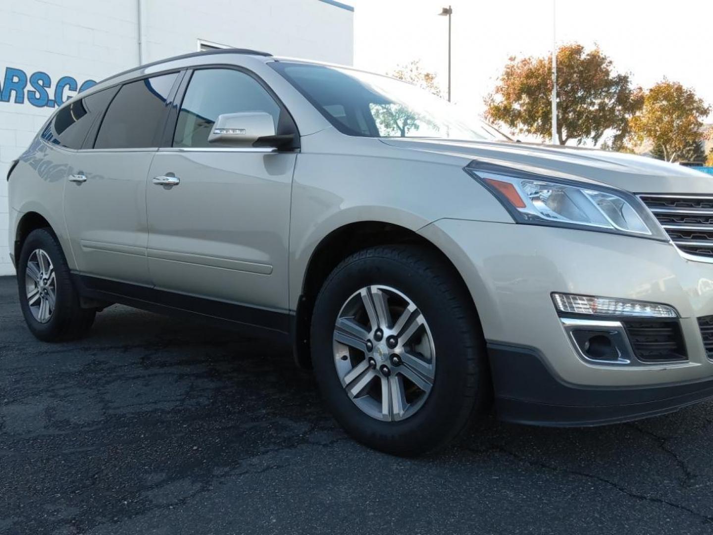 2016 Champagne Silver Metallic /Ebony Chevrolet Traverse 2LT AWD (1GNKVHKD5GJ) with an 3.6L V6 DOHC 24V engine, 6-Speed Automatic transmission, located at 6064 Gull Rd, Kalamazoo, MI, 49048, (269) 222-0088, 42.328388, -85.512924 - <b>Equipment</b><br>It features a hands-free Bluetooth phone system. The leather seats in this vehicle are a must for buyers looking for comfort, durability, and style. This unit has a clean AutoCheck report. with XM/Sirus Satellite Radio you are no longer restricted by poor quality local radio sta - Photo#4