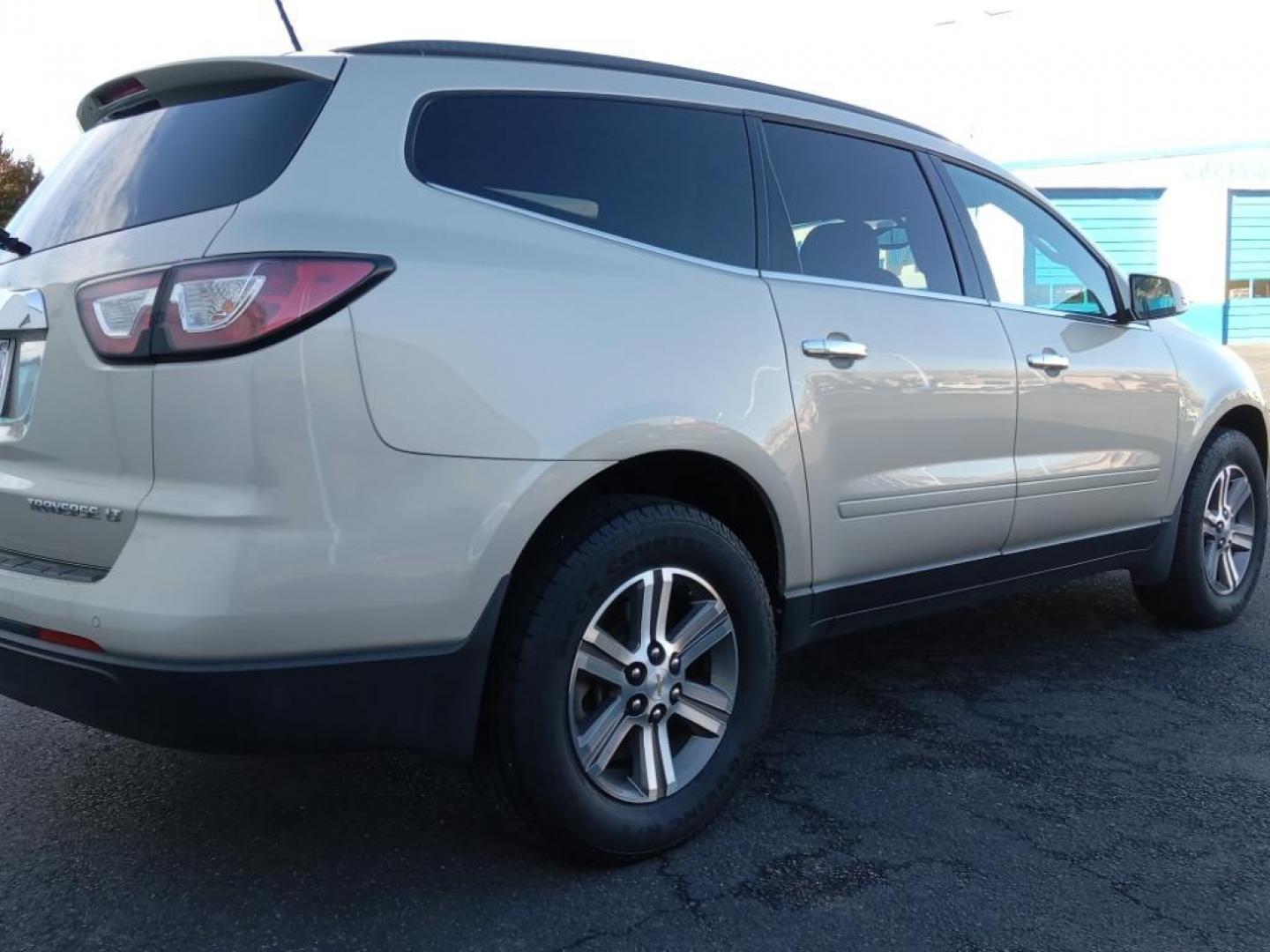 2016 Champagne Silver Metallic /Ebony Chevrolet Traverse 2LT AWD (1GNKVHKD5GJ) with an 3.6L V6 DOHC 24V engine, 6-Speed Automatic transmission, located at 6064 Gull Rd, Kalamazoo, MI, 49048, (269) 222-0088, 42.328388, -85.512924 - <b>Equipment</b><br>It features a hands-free Bluetooth phone system. The leather seats in this vehicle are a must for buyers looking for comfort, durability, and style. This unit has a clean AutoCheck report. with XM/Sirus Satellite Radio you are no longer restricted by poor quality local radio sta - Photo#5