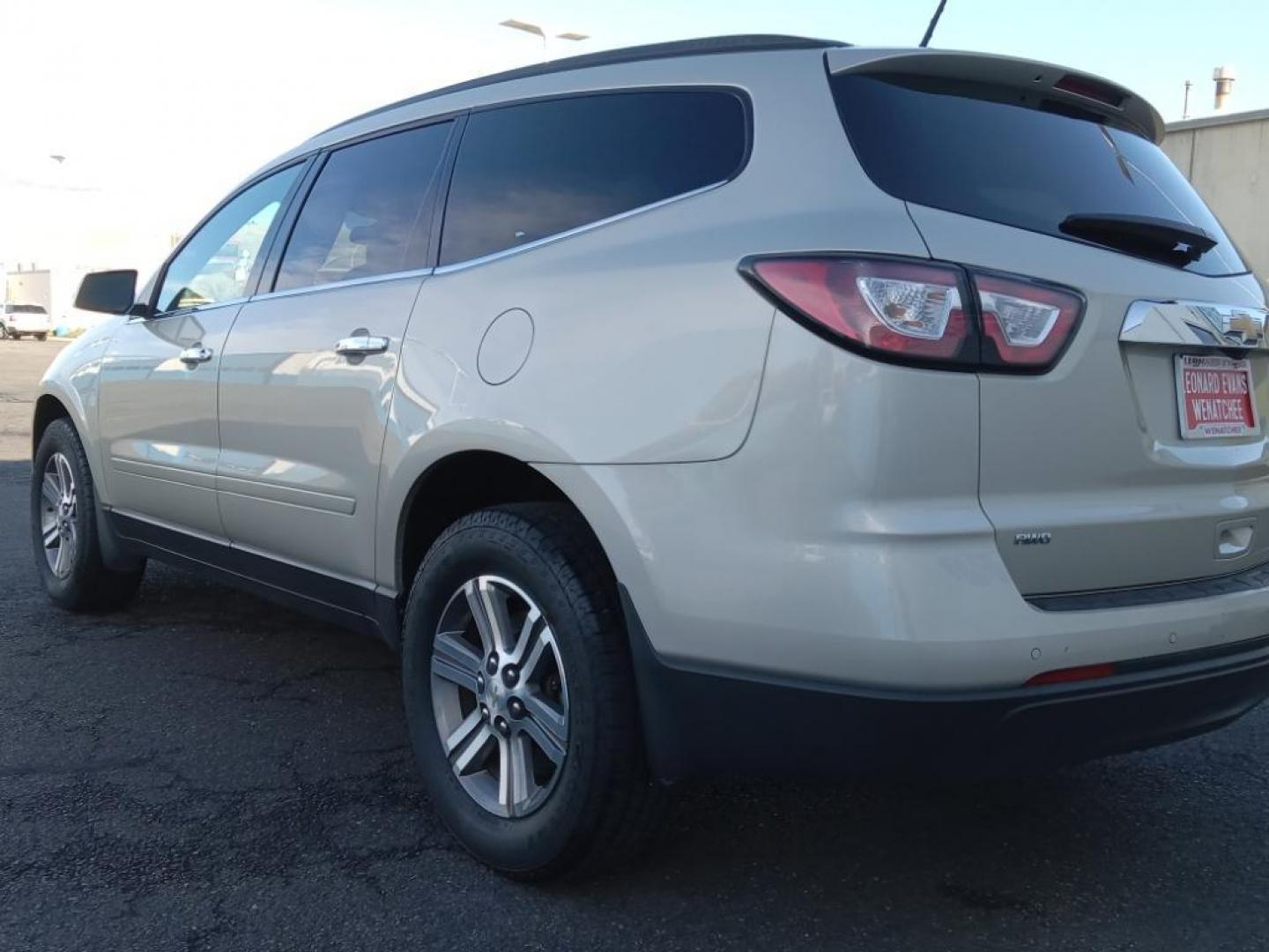 2016 Champagne Silver Metallic /Ebony Chevrolet Traverse 2LT AWD (1GNKVHKD5GJ) with an 3.6L V6 DOHC 24V engine, 6-Speed Automatic transmission, located at 6064 Gull Rd, Kalamazoo, MI, 49048, (269) 222-0088, 42.328388, -85.512924 - <b>Equipment</b><br>It features a hands-free Bluetooth phone system. The leather seats in this vehicle are a must for buyers looking for comfort, durability, and style. This unit has a clean AutoCheck report. with XM/Sirus Satellite Radio you are no longer restricted by poor quality local radio sta - Photo#7