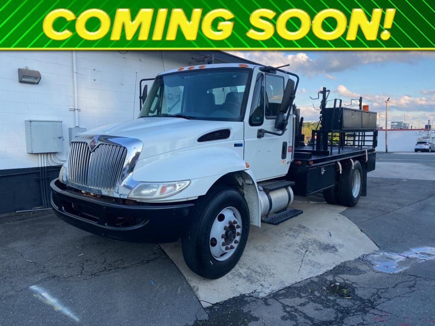 2014 WHITE International 4300 - (1HTMMAAM0EH) with an 7.6L L6 DIESEL engine, Automatic transmission, located at 6064 Gull Rd, Kalamazoo, MI, 49048, (269) 222-0088, 42.328388, -85.512924 - Photo#0