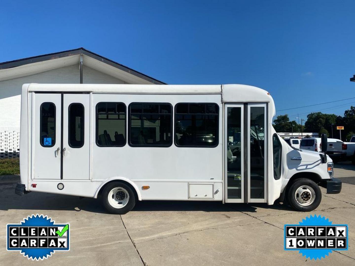 2019 Oxford White /Medium Flint Ford Econoline E450 (1FDFE4FS0KD) with an 6.8L V10 SOHC 20V engine, 6-speed automatic transmission, located at 6064 Gull Rd, Kalamazoo, MI, 49048, (269) 222-0088, 42.328388, -85.512924 - <b>Equipment</b><br>Good News! This certified CARFAX 1-owner vehicle has only had one owner before you. The vehicle has a clean CARFAX vehicle history report. This vehicle has a V10, 6.8L (415 CID) high output engine. This 1 1/2 ton van embodies class and sophistication with its refined white exteri - Photo#8