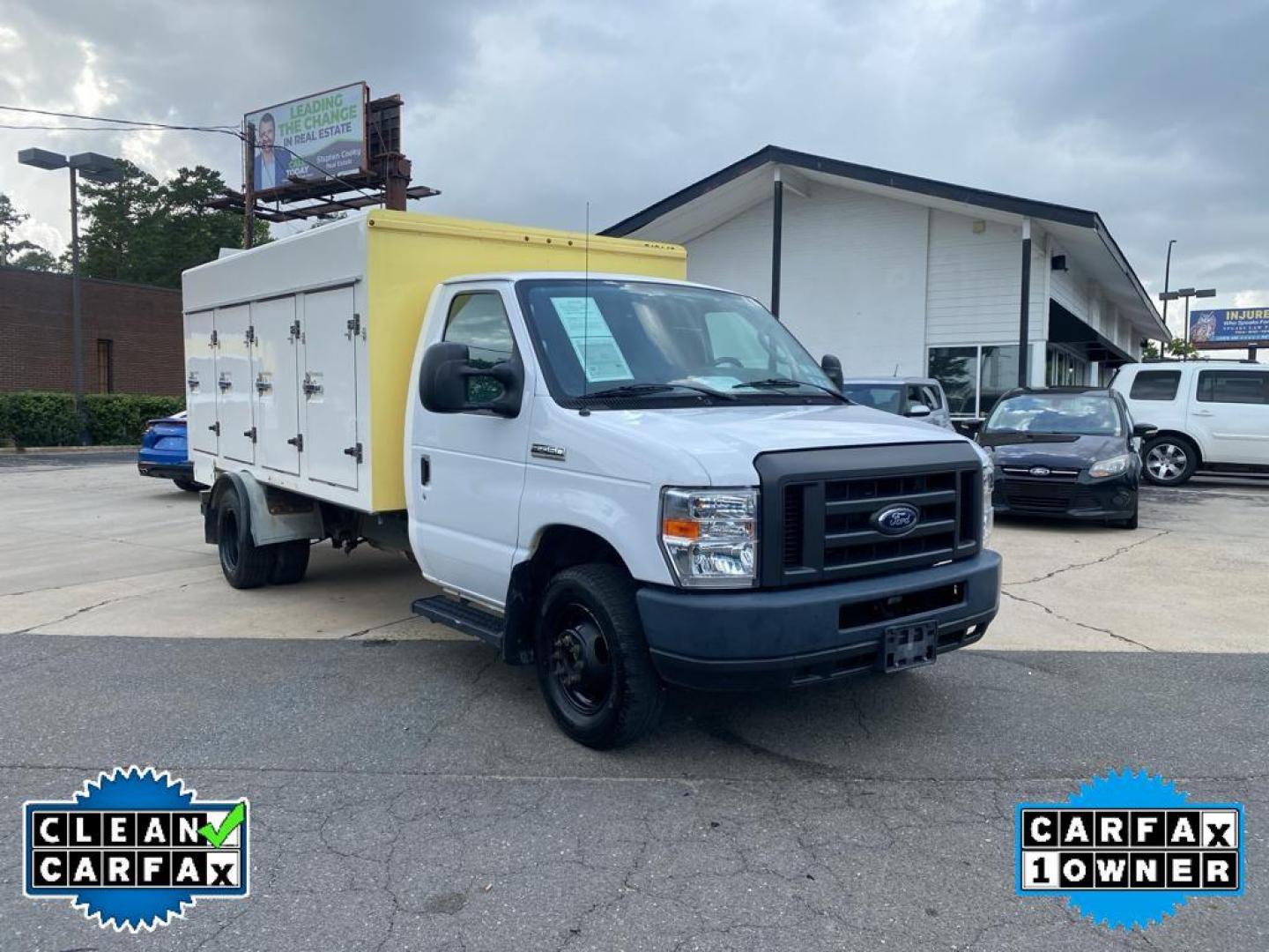 2017 Oxford White /Medium Flint Ford Econoline E450 (1FDXE4FSXHD) with an 6.8L V10 SOHC 20V engine, 6-speed automatic transmission, located at 6064 Gull Rd, Kalamazoo, MI, 49048, (269) 222-0088, 42.328388, -85.512924 - <b>Equipment</b><br>Our dealership has already run the CARFAX report and it is clean. A clean CARFAX is a great asset for resale value in the future. This vehicle is a certified CARFAX 1-owner. This model is rear wheel drive. Set the temperature exactly where you are most comfortable in it. The fan - Photo#5