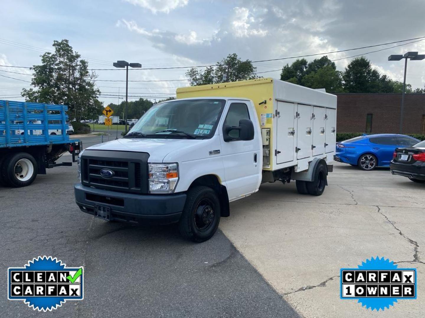 2017 Oxford White /Medium Flint Ford Econoline E450 (1FDXE4FSXHD) with an 6.8L V10 SOHC 20V engine, 6-speed automatic transmission, located at 6064 Gull Rd, Kalamazoo, MI, 49048, (269) 222-0088, 42.328388, -85.512924 - <b>Equipment</b><br>Our dealership has already run the CARFAX report and it is clean. A clean CARFAX is a great asset for resale value in the future. This vehicle is a certified CARFAX 1-owner. This model is rear wheel drive. Set the temperature exactly where you are most comfortable in it. The fan - Photo#7