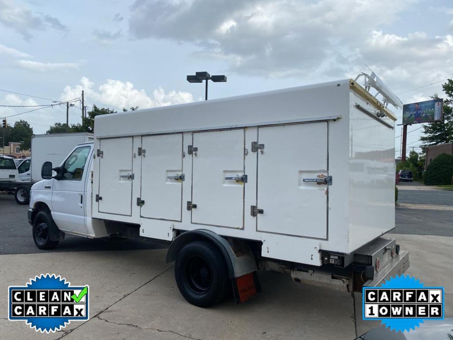 2017 Oxford White /Medium Flint Ford Econoline E450 (1FDXE4FSXHD) with an 6.8L V10 SOHC 20V engine, 6-speed automatic transmission, located at 6064 Gull Rd, Kalamazoo, MI, 49048, (269) 222-0088, 42.328388, -85.512924 - <b>Equipment</b><br>Our dealership has already run the CARFAX report and it is clean. A clean CARFAX is a great asset for resale value in the future. This vehicle is a certified CARFAX 1-owner. This model is rear wheel drive. Set the temperature exactly where you are most comfortable in it. The fan - Photo#9