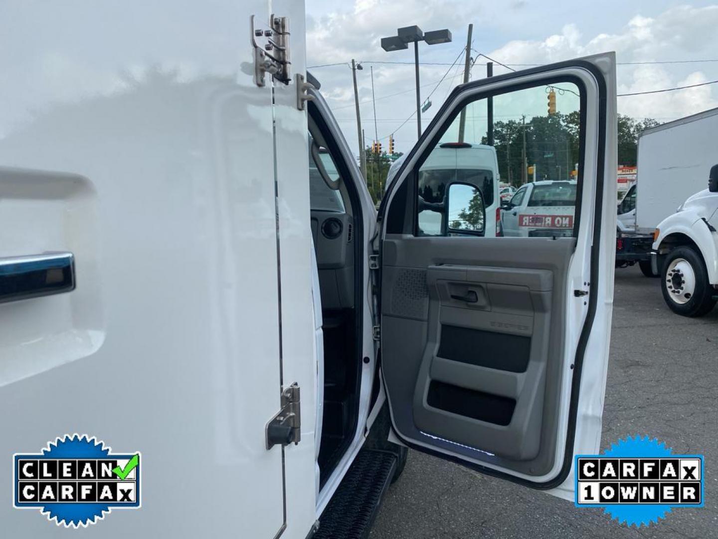 2017 Oxford White /Medium Flint Ford Econoline E450 (1FDXE4FSXHD) with an 6.8L V10 SOHC 20V engine, 6-speed automatic transmission, located at 6064 Gull Rd, Kalamazoo, MI, 49048, (269) 222-0088, 42.328388, -85.512924 - <b>Equipment</b><br>Our dealership has already run the CARFAX report and it is clean. A clean CARFAX is a great asset for resale value in the future. This vehicle is a certified CARFAX 1-owner. This model is rear wheel drive. Set the temperature exactly where you are most comfortable in it. The fan - Photo#19