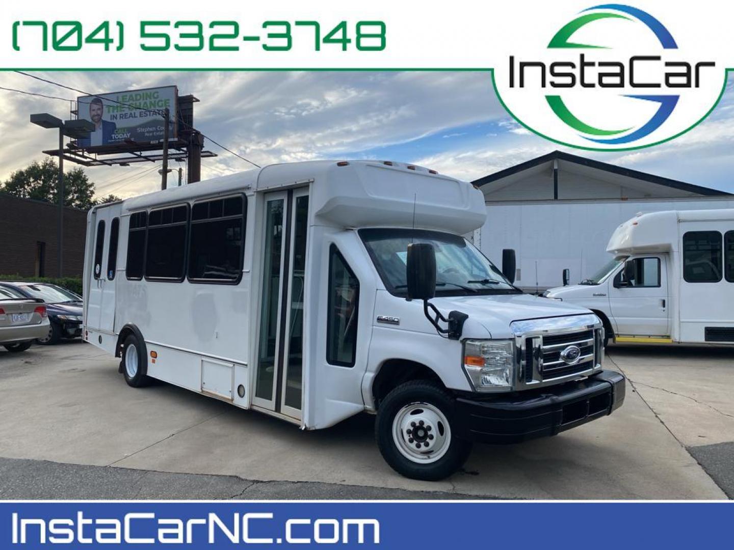 2016 Oxford White /Medium Flint Ford Econoline E450 (1FDFE4FS6GD) with an 6.8L V10 SOHC 20V engine, 6-speed automatic transmission, located at 6064 Gull Rd, Kalamazoo, MI, 49048, (269) 222-0088, 42.328388, -85.512924 - <b>Equipment</b><br>The Ford E-450 Super Duty has a clean CARFAX vehicle history report. This vehicle is a certified CARFAX 1-owner. Maintaining a stable interior temperature in this Ford E-450 Super Duty is easy with the climate control system. The Ford E-450 Super Duty embodies class and sophistic - Photo#0