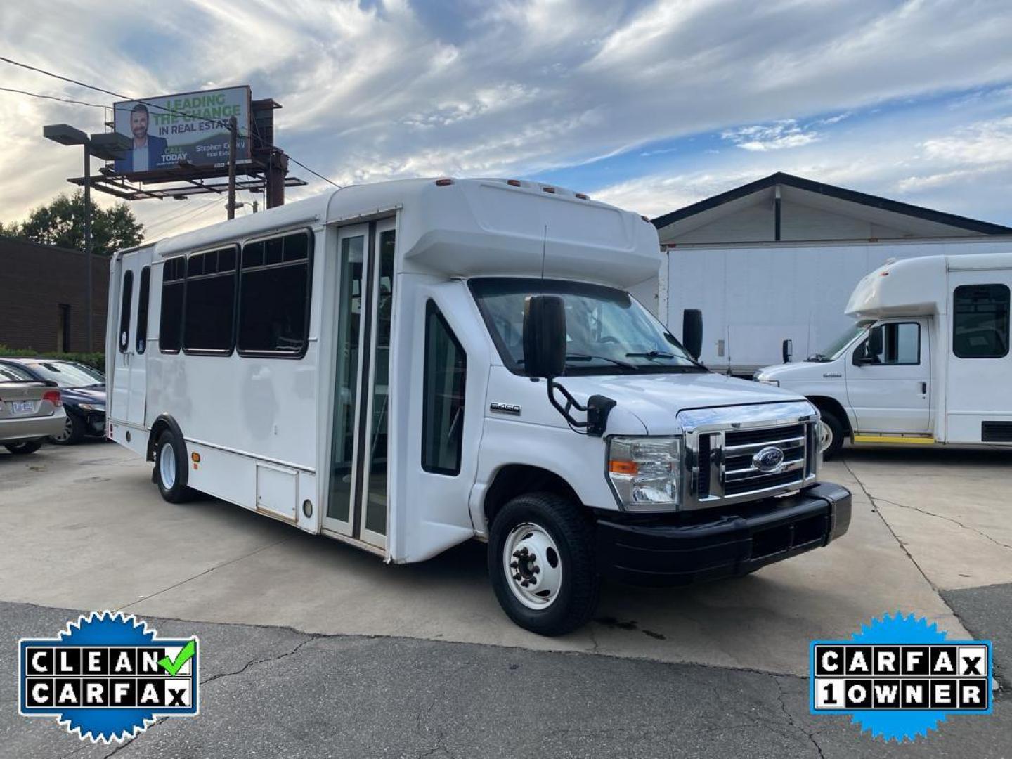 2016 Oxford White /Medium Flint Ford Econoline E450 (1FDFE4FS6GD) with an 6.8L V10 SOHC 20V engine, 6-speed automatic transmission, located at 6064 Gull Rd, Kalamazoo, MI, 49048, (269) 222-0088, 42.328388, -85.512924 - <b>Equipment</b><br>The Ford E-450 Super Duty has a clean CARFAX vehicle history report. This vehicle is a certified CARFAX 1-owner. Maintaining a stable interior temperature in this Ford E-450 Super Duty is easy with the climate control system. The Ford E-450 Super Duty embodies class and sophistic - Photo#1