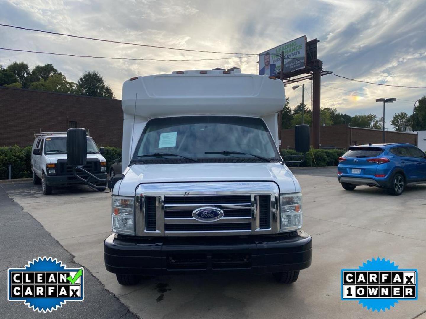 2016 Oxford White /Medium Flint Ford Econoline E450 (1FDFE4FS6GD) with an 6.8L V10 SOHC 20V engine, 6-speed automatic transmission, located at 6064 Gull Rd, Kalamazoo, MI, 49048, (269) 222-0088, 42.328388, -85.512924 - <b>Equipment</b><br>The Ford E-450 Super Duty has a clean CARFAX vehicle history report. This vehicle is a certified CARFAX 1-owner. Maintaining a stable interior temperature in this Ford E-450 Super Duty is easy with the climate control system. The Ford E-450 Super Duty embodies class and sophistic - Photo#2