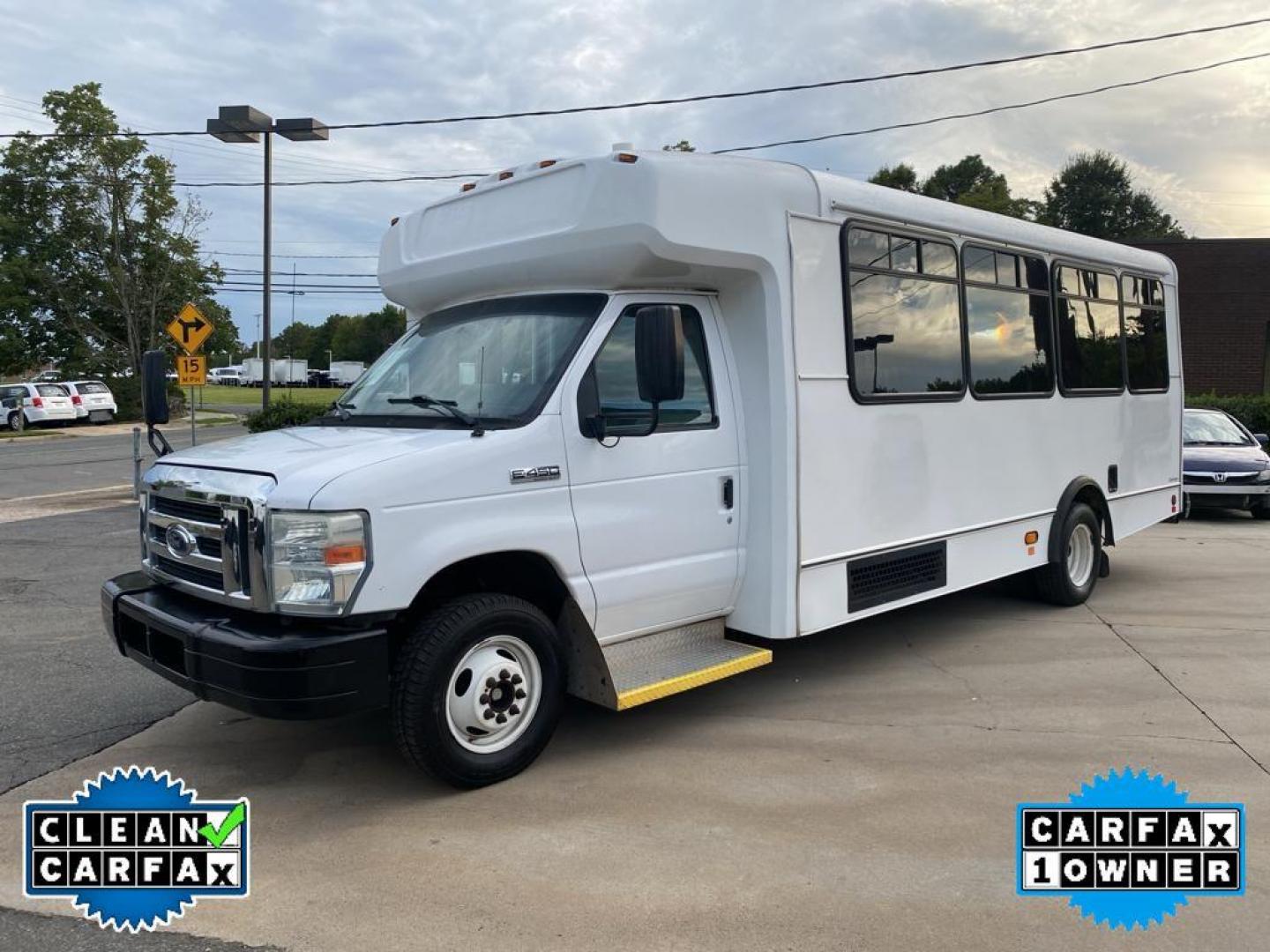 2016 Oxford White /Medium Flint Ford Econoline E450 (1FDFE4FS6GD) with an 6.8L V10 SOHC 20V engine, 6-speed automatic transmission, located at 6064 Gull Rd, Kalamazoo, MI, 49048, (269) 222-0088, 42.328388, -85.512924 - <b>Equipment</b><br>The Ford E-450 Super Duty has a clean CARFAX vehicle history report. This vehicle is a certified CARFAX 1-owner. Maintaining a stable interior temperature in this Ford E-450 Super Duty is easy with the climate control system. The Ford E-450 Super Duty embodies class and sophistic - Photo#3