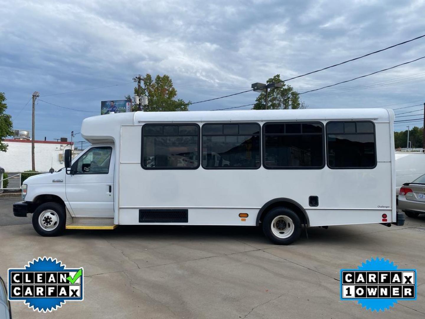 2016 Oxford White /Medium Flint Ford Econoline E450 (1FDFE4FS6GD) with an 6.8L V10 SOHC 20V engine, 6-speed automatic transmission, located at 6064 Gull Rd, Kalamazoo, MI, 49048, (269) 222-0088, 42.328388, -85.512924 - <b>Equipment</b><br>The Ford E-450 Super Duty has a clean CARFAX vehicle history report. This vehicle is a certified CARFAX 1-owner. Maintaining a stable interior temperature in this Ford E-450 Super Duty is easy with the climate control system. The Ford E-450 Super Duty embodies class and sophistic - Photo#4