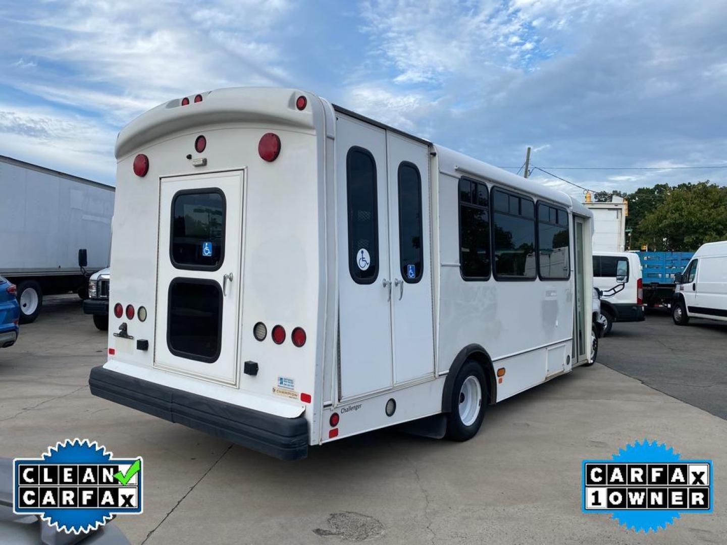 2016 Oxford White /Medium Flint Ford Econoline E450 (1FDFE4FS6GD) with an 6.8L V10 SOHC 20V engine, 6-speed automatic transmission, located at 6064 Gull Rd, Kalamazoo, MI, 49048, (269) 222-0088, 42.328388, -85.512924 - <b>Equipment</b><br>The Ford E-450 Super Duty has a clean CARFAX vehicle history report. This vehicle is a certified CARFAX 1-owner. Maintaining a stable interior temperature in this Ford E-450 Super Duty is easy with the climate control system. The Ford E-450 Super Duty embodies class and sophistic - Photo#7