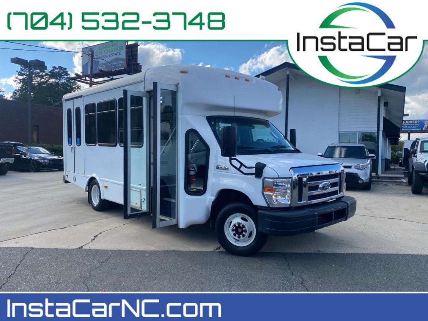 2019 Oxford White /Medium Flint Ford Econoline E450 (1FDFE4FS2KD) with an 6.8L V10 SOHC 20V engine, 6-speed automatic transmission, located at 6064 Gull Rd, Kalamazoo, MI, 49048, (269) 222-0088, 42.328388, -85.512924 - <b>Equipment</b><br>This 2019 Ford E-450 Super Duty E-Series has a clean CARFAX vehicle history report. Good News! This certified CARFAX 1-owner vehicle has only had one owner before you. Set the temperature exactly where you are most comfortable in the vehicle. The fan speed and temperature will au - Photo#0