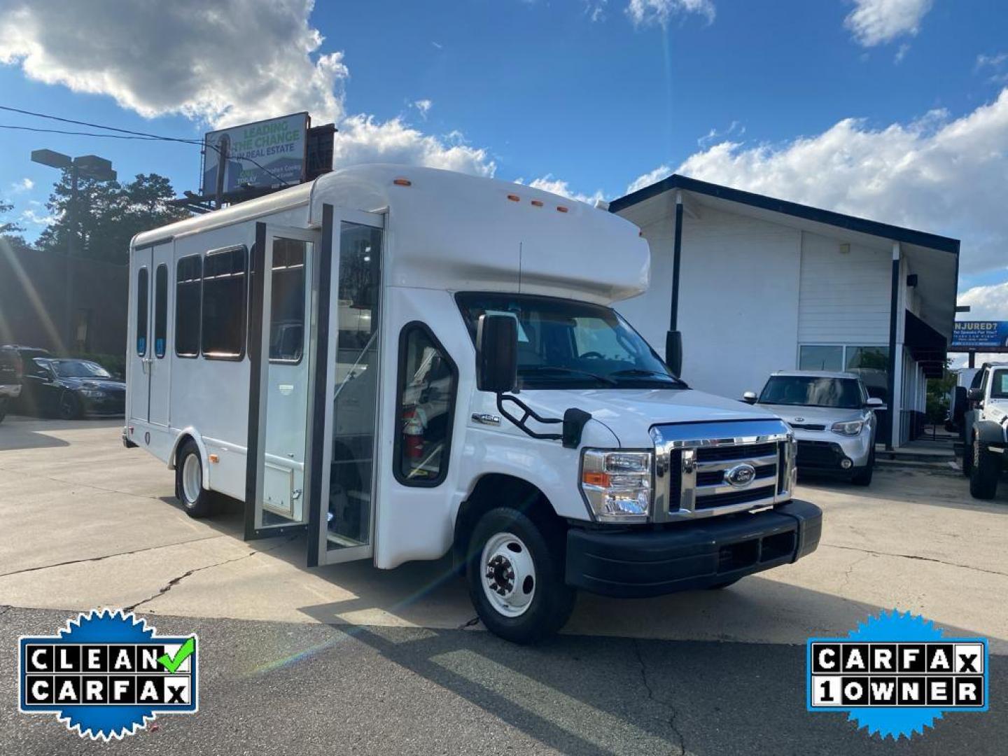 2019 Oxford White /Medium Flint Ford Econoline E450 (1FDFE4FS2KD) with an 6.8L V10 SOHC 20V engine, 6-speed automatic transmission, located at 6064 Gull Rd, Kalamazoo, MI, 49048, (269) 222-0088, 42.328388, -85.512924 - <b>Equipment</b><br>This 2019 Ford E-450 Super Duty E-Series has a clean CARFAX vehicle history report. Good News! This certified CARFAX 1-owner vehicle has only had one owner before you. Set the temperature exactly where you are most comfortable in the vehicle. The fan speed and temperature will au - Photo#8