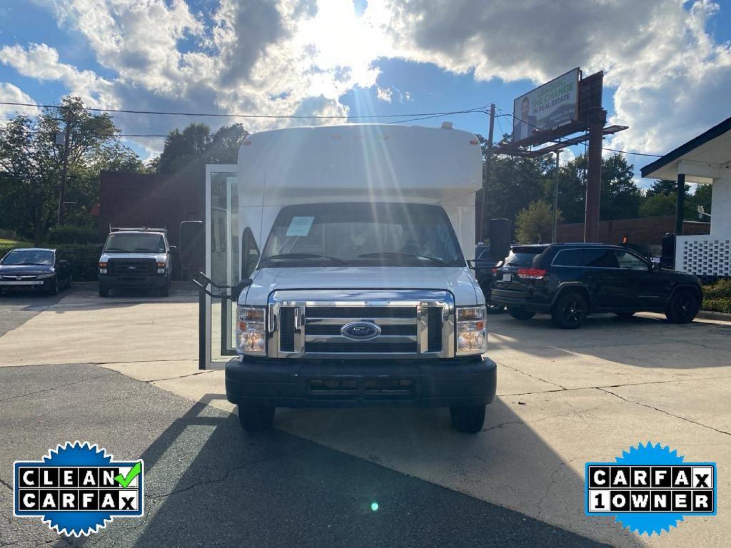 2019 Oxford White /Medium Flint Ford Econoline E450 (1FDFE4FS2KD) with an 6.8L V10 SOHC 20V engine, 6-speed automatic transmission, located at 6064 Gull Rd, Kalamazoo, MI, 49048, (269) 222-0088, 42.328388, -85.512924 - <b>Equipment</b><br>This 2019 Ford E-450 Super Duty E-Series has a clean CARFAX vehicle history report. Good News! This certified CARFAX 1-owner vehicle has only had one owner before you. Set the temperature exactly where you are most comfortable in the vehicle. The fan speed and temperature will au - Photo#9