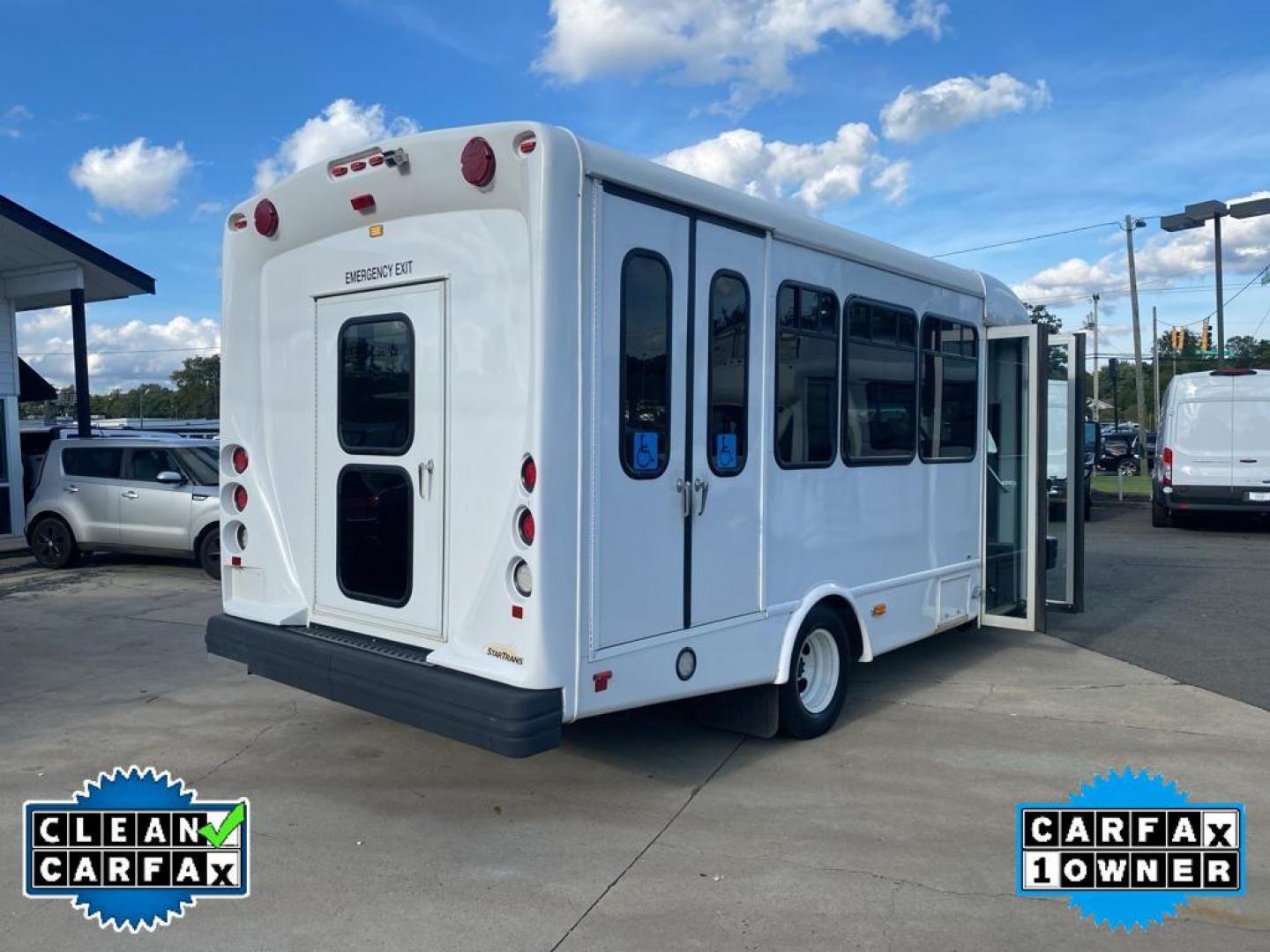 2019 Oxford White /Medium Flint Ford Econoline E450 (1FDFE4FS2KD) with an 6.8L V10 SOHC 20V engine, 6-speed automatic transmission, located at 6064 Gull Rd, Kalamazoo, MI, 49048, (269) 222-0088, 42.328388, -85.512924 - <b>Equipment</b><br>This 2019 Ford E-450 Super Duty E-Series has a clean CARFAX vehicle history report. Good News! This certified CARFAX 1-owner vehicle has only had one owner before you. Set the temperature exactly where you are most comfortable in the vehicle. The fan speed and temperature will au - Photo#14