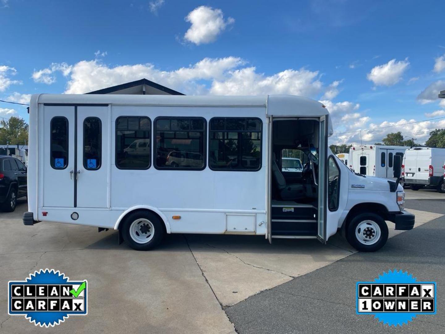 2019 Oxford White /Medium Flint Ford Econoline E450 (1FDFE4FS2KD) with an 6.8L V10 SOHC 20V engine, 6-speed automatic transmission, located at 6064 Gull Rd, Kalamazoo, MI, 49048, (269) 222-0088, 42.328388, -85.512924 - <b>Equipment</b><br>This 2019 Ford E-450 Super Duty E-Series has a clean CARFAX vehicle history report. Good News! This certified CARFAX 1-owner vehicle has only had one owner before you. Set the temperature exactly where you are most comfortable in the vehicle. The fan speed and temperature will au - Photo#15