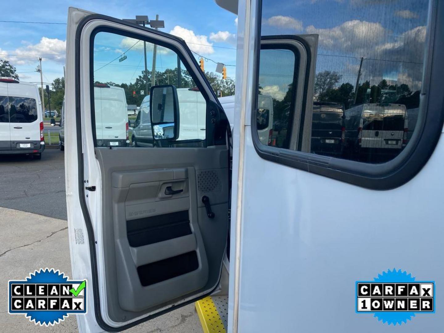 2019 Oxford White /Medium Flint Ford Econoline E450 (1FDFE4FS2KD) with an 6.8L V10 SOHC 20V engine, 6-speed automatic transmission, located at 6064 Gull Rd, Kalamazoo, MI, 49048, (269) 222-0088, 42.328388, -85.512924 - <b>Equipment</b><br>This 2019 Ford E-450 Super Duty E-Series has a clean CARFAX vehicle history report. Good News! This certified CARFAX 1-owner vehicle has only had one owner before you. Set the temperature exactly where you are most comfortable in the vehicle. The fan speed and temperature will au - Photo#20