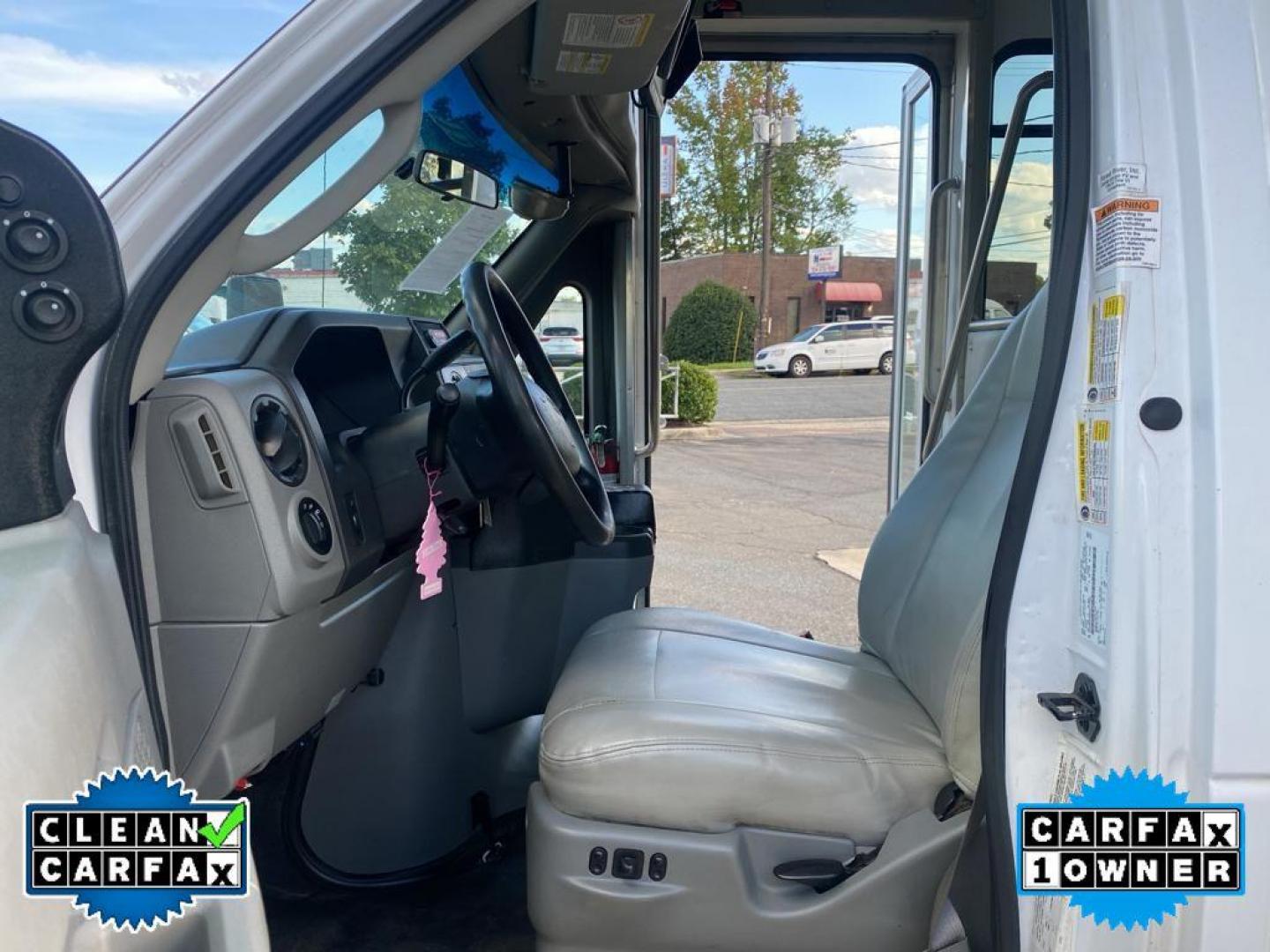 2019 Oxford White /Medium Flint Ford Econoline E450 (1FDFE4FS2KD) with an 6.8L V10 SOHC 20V engine, 6-speed automatic transmission, located at 6064 Gull Rd, Kalamazoo, MI, 49048, (269) 222-0088, 42.328388, -85.512924 - <b>Equipment</b><br>This 2019 Ford E-450 Super Duty E-Series has a clean CARFAX vehicle history report. Good News! This certified CARFAX 1-owner vehicle has only had one owner before you. Set the temperature exactly where you are most comfortable in the vehicle. The fan speed and temperature will au - Photo#22