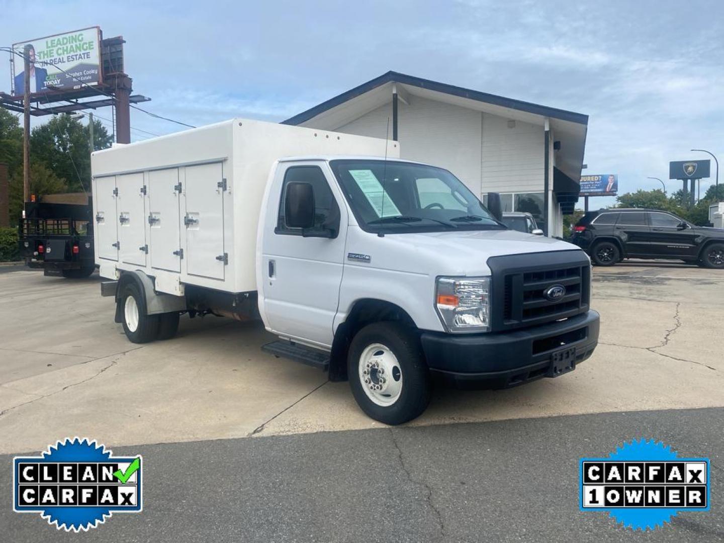 2018 Oxford White /Medium Flint Ford Econoline E450 (1FDXE4FS4JD) with an 6.8L V10 SOHC 20V engine, 6-speed automatic transmission, located at 6064 Gull Rd, Kalamazoo, MI, 49048, (269) 222-0088, 42.328388, -85.512924 - <b>Equipment</b><br>Our dealership has already run the CARFAX report and it is clean. A clean CARFAX is a great asset for resale value in the future. Good News! This certified CARFAX 1-owner vehicle has only had one owner before you. This vehicle has a V10, 6.8L (415 CID) high output engine. The ve - Photo#8