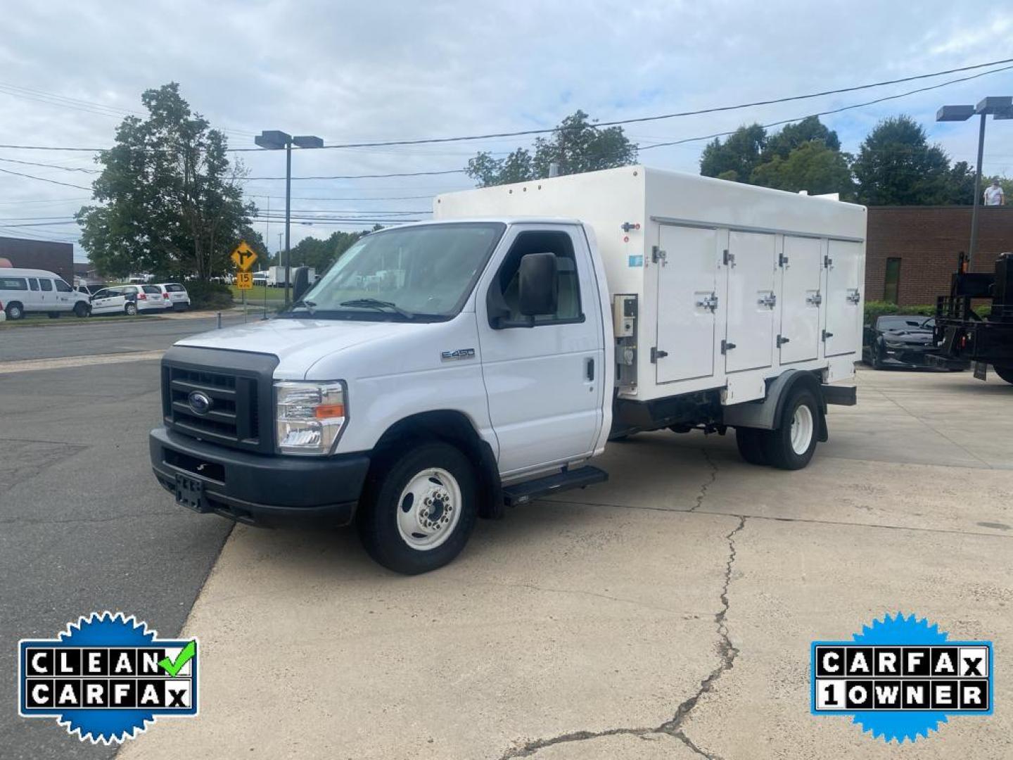 2018 Oxford White /Medium Flint Ford Econoline E450 (1FDXE4FS4JD) with an 6.8L V10 SOHC 20V engine, 6-speed automatic transmission, located at 6064 Gull Rd, Kalamazoo, MI, 49048, (269) 222-0088, 42.328388, -85.512924 - <b>Equipment</b><br>Our dealership has already run the CARFAX report and it is clean. A clean CARFAX is a great asset for resale value in the future. Good News! This certified CARFAX 1-owner vehicle has only had one owner before you. This vehicle has a V10, 6.8L (415 CID) high output engine. The ve - Photo#10