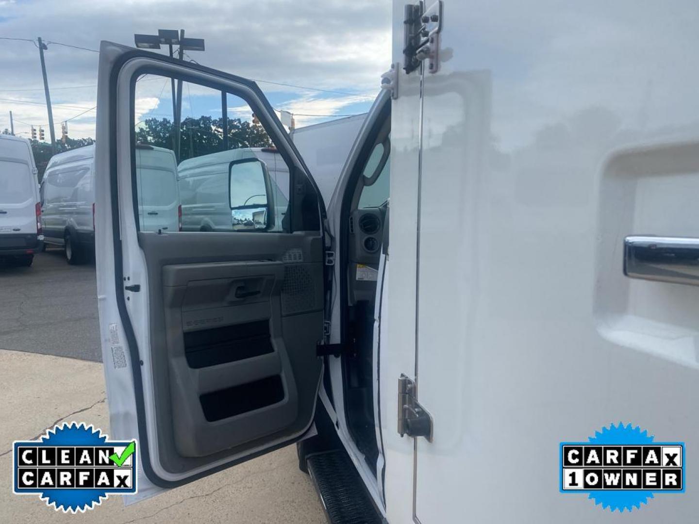 2018 Oxford White /Medium Flint Ford Econoline E450 (1FDXE4FS4JD) with an 6.8L V10 SOHC 20V engine, 6-speed automatic transmission, located at 6064 Gull Rd, Kalamazoo, MI, 49048, (269) 222-0088, 42.328388, -85.512924 - <b>Equipment</b><br>Our dealership has already run the CARFAX report and it is clean. A clean CARFAX is a great asset for resale value in the future. Good News! This certified CARFAX 1-owner vehicle has only had one owner before you. This vehicle has a V10, 6.8L (415 CID) high output engine. The ve - Photo#20