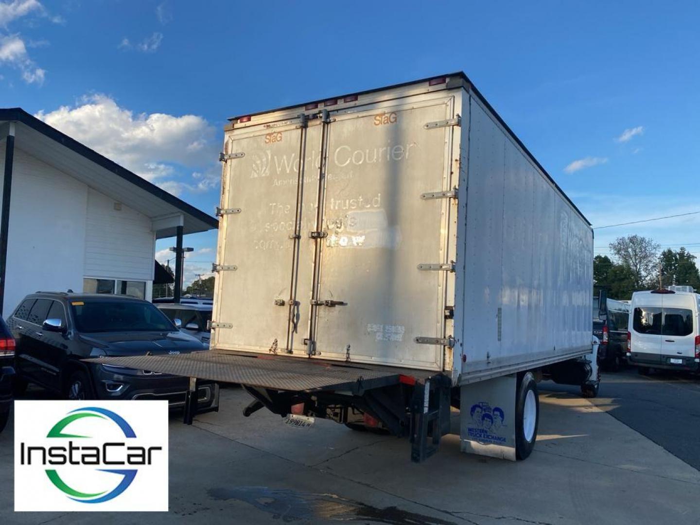 2007 International 4300 - (1HTMMAAL97H) with an 7.6L L6 DIESEL engine, Manual 6-Speed transmission, located at 6064 Gull Rd, Kalamazoo, MI, 49048, (269) 222-0088, 42.328388, -85.512924 - Photo#6