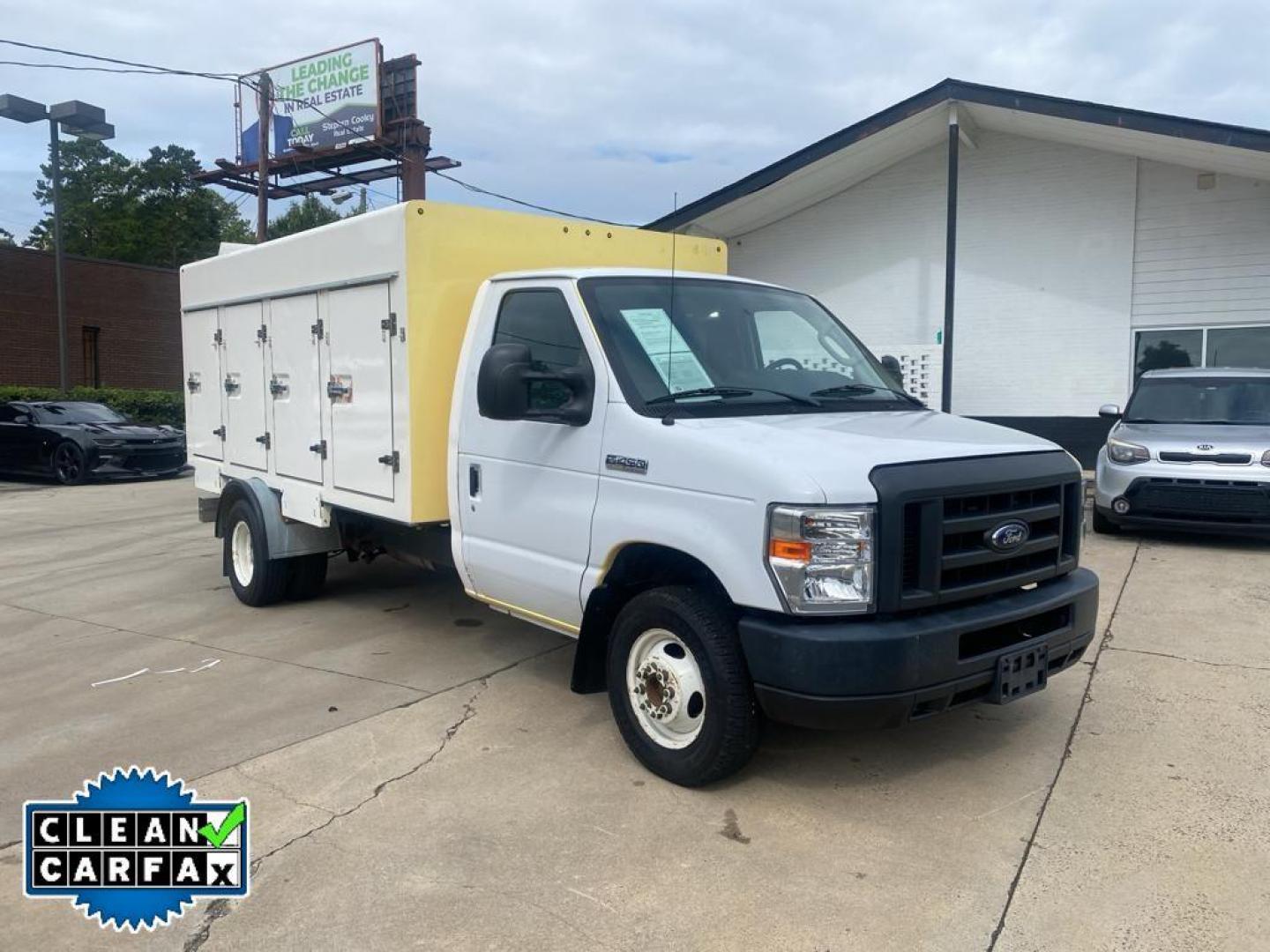 2018 Oxford White /Medium Flint Ford Econoline E450 (1FDXE4FS0JD) with an 6.8L V10 SOHC 20V engine, 6-speed automatic transmission, located at 6064 Gull Rd, Kalamazoo, MI, 49048, (269) 222-0088, 42.328388, -85.512924 - <b>Equipment</b><br>Our dealership has already run the CARFAX report and it is clean. A clean CARFAX is a great asset for resale value in the future. It embodies class and sophistication with its refined white exterior. This vehicle has a V10, 6.8L (415 CID) high output engine. Set the temperature - Photo#8