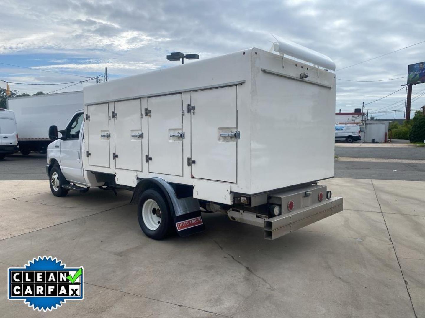 2018 Oxford White /Medium Flint Ford Econoline E450 (1FDXE4FS0JD) with an 6.8L V10 SOHC 20V engine, 6-speed automatic transmission, located at 6064 Gull Rd, Kalamazoo, MI, 49048, (269) 222-0088, 42.328388, -85.512924 - <b>Equipment</b><br>Our dealership has already run the CARFAX report and it is clean. A clean CARFAX is a great asset for resale value in the future. It embodies class and sophistication with its refined white exterior. This vehicle has a V10, 6.8L (415 CID) high output engine. Set the temperature - Photo#12