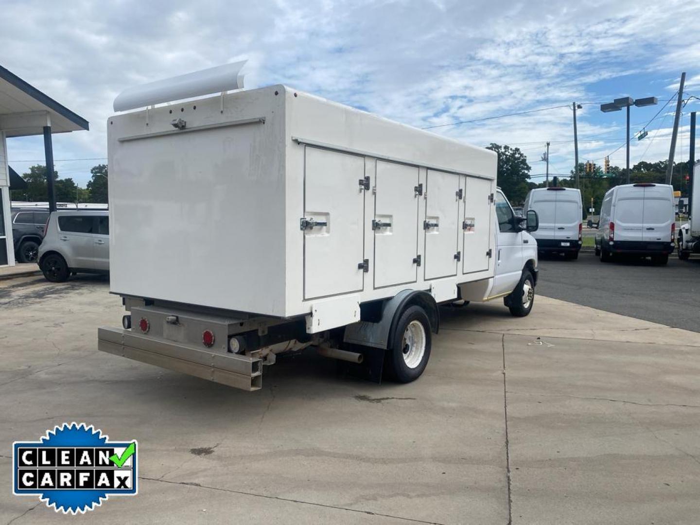 2018 Oxford White /Medium Flint Ford Econoline E450 (1FDXE4FS0JD) with an 6.8L V10 SOHC 20V engine, 6-speed automatic transmission, located at 6064 Gull Rd, Kalamazoo, MI, 49048, (269) 222-0088, 42.328388, -85.512924 - <b>Equipment</b><br>Our dealership has already run the CARFAX report and it is clean. A clean CARFAX is a great asset for resale value in the future. It embodies class and sophistication with its refined white exterior. This vehicle has a V10, 6.8L (415 CID) high output engine. Set the temperature - Photo#14