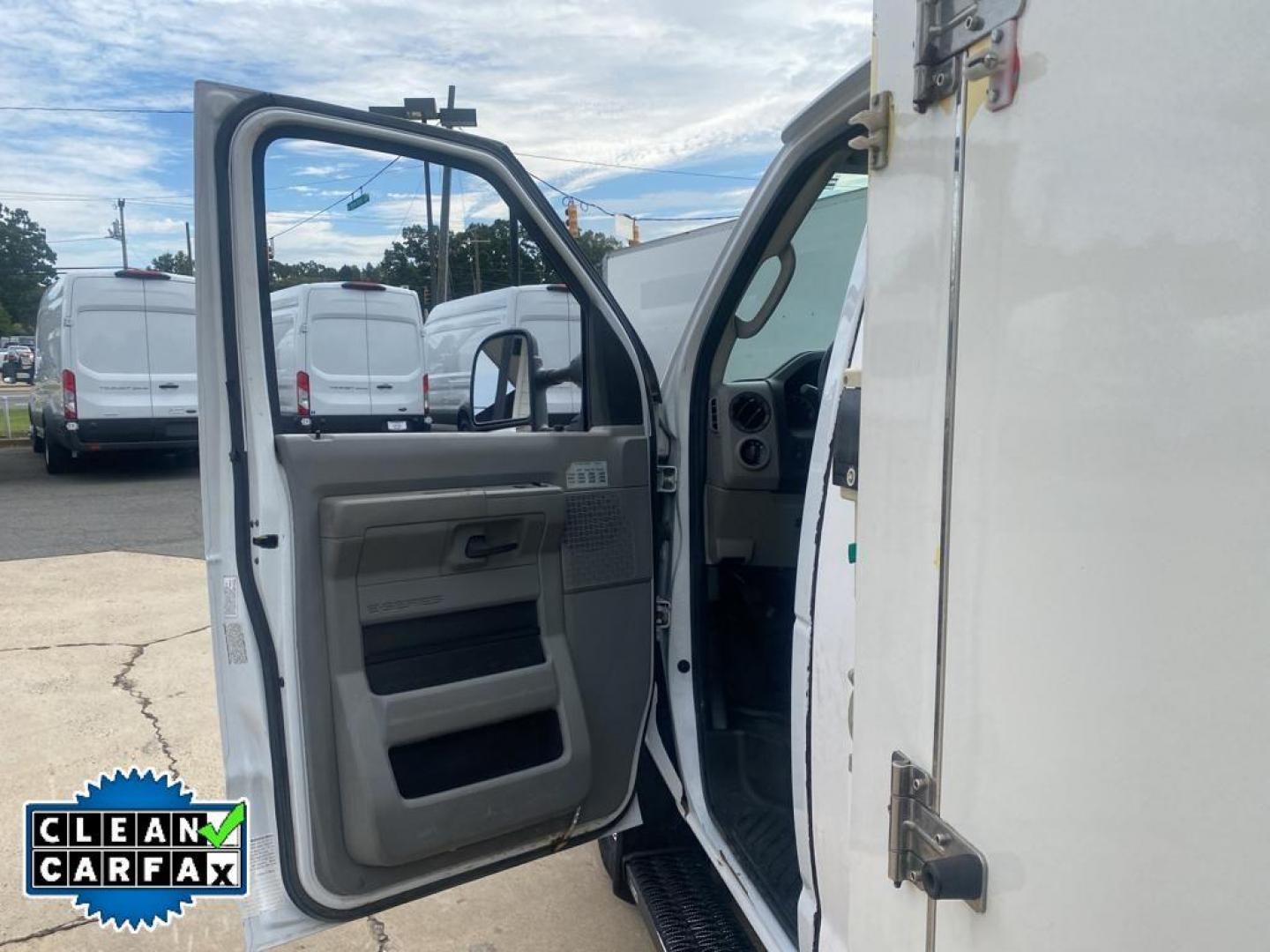 2018 Oxford White /Medium Flint Ford Econoline E450 (1FDXE4FS0JD) with an 6.8L V10 SOHC 20V engine, 6-speed automatic transmission, located at 6064 Gull Rd, Kalamazoo, MI, 49048, (269) 222-0088, 42.328388, -85.512924 - <b>Equipment</b><br>Our dealership has already run the CARFAX report and it is clean. A clean CARFAX is a great asset for resale value in the future. It embodies class and sophistication with its refined white exterior. This vehicle has a V10, 6.8L (415 CID) high output engine. Set the temperature - Photo#20