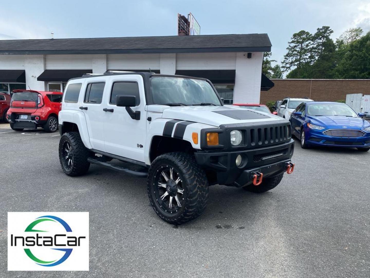 2008 Birch White /Ebony w/Pewter Piping Hummer H3 Luxury (5GTEN43E288) with an 3.7L L5 DOHC 20V engine, 4-speed automatic transmission, located at 6064 Gull Rd, Kalamazoo, MI, 49048, (269) 222-0088, 42.328388, -85.512924 - <b>Equipment</b><br>The leather seats in it are a must for buyers looking for comfort, durability, and style. This Hummer H3 is equipped with the latest generation of XM/Sirius Radio. Enjoy the heated seats in this Hummer H3 you will never buy a vehicle without them. Everyone loves the comfort of h - Photo#6